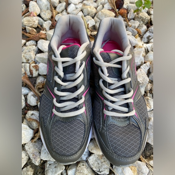 L.A. Gear Women's Memory Foam Athletic Leather/Mesh Sneakers, Gray&Pink, 7 1/2 - Picture 2 of 10